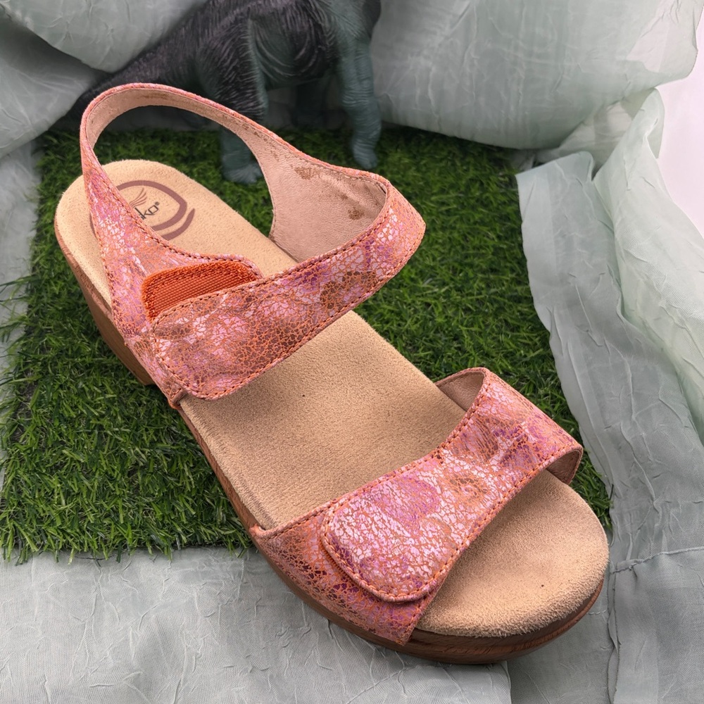 Dansko Women’s Sonnet Pink Embossed Metallic Floral Wedge Sandals | 38 - Picture 10 of 15
